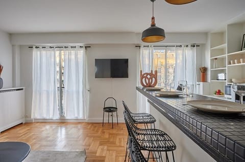 salon avec cuisine américaine équipée