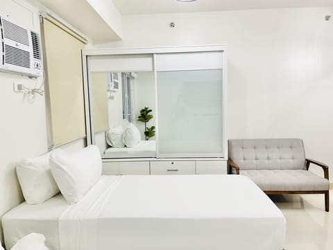 Living/Sleeping Area