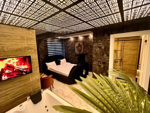 Luxury Room, Hot Tub, Park View | Select Comfort beds, desk, laptop workspace, free WiFi