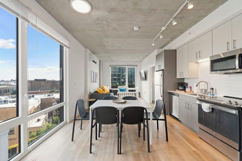 Business Suite, City View | In-room dining