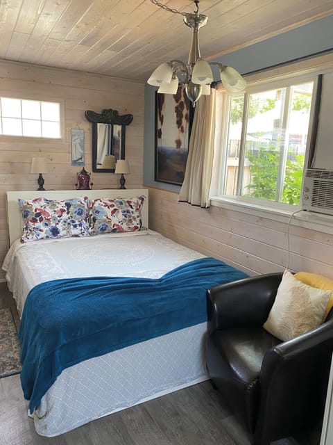 The Cottage has room for Two guests.