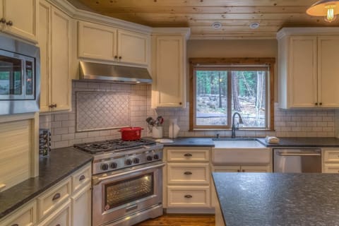 RR004_20180729_007_Kitchen