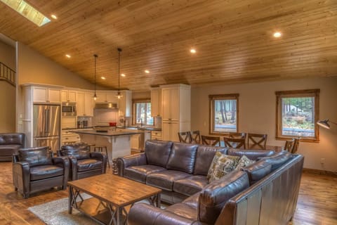 RR004_20180729_005_Living-Area