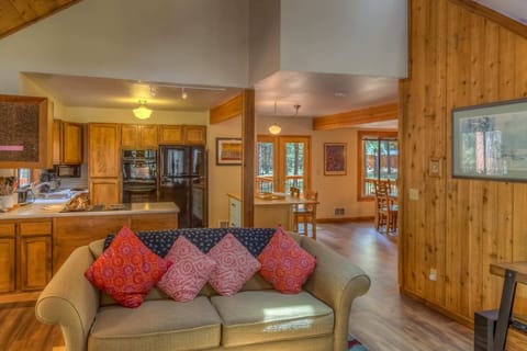 SM098_20180729_005_Living-Area