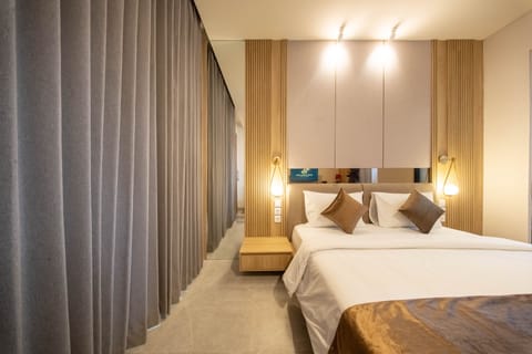 Studio with Balcony | Living area