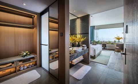 Canton Tower River View King Room | Bathroom | Free toiletries, hair dryer, bathrobes, slippers