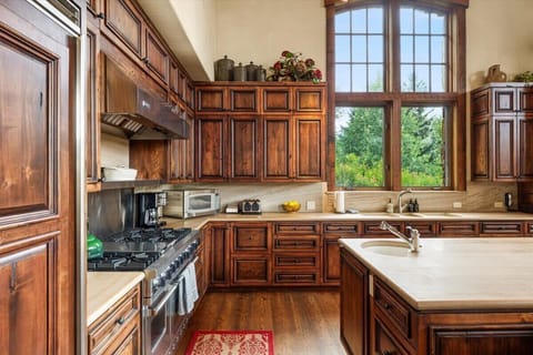 Kitchen: Drip coffee maker, Crockpot, blender, kettle, food processor, cooking utensils, tableware