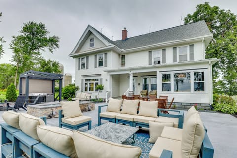 Mt Horeb Vacation Rental | 5BR | 2BA | 3,500 Sq Ft | Stairs Required