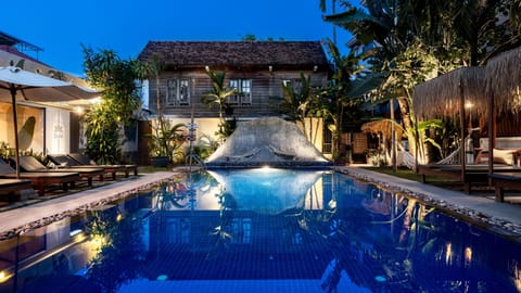 Outdoor pool, sun loungers