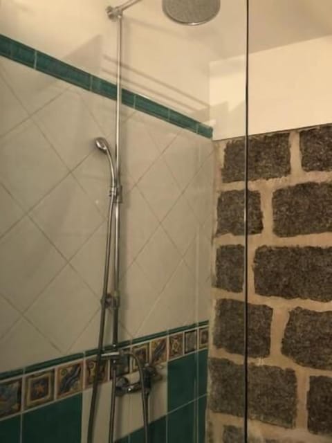 Shower, rainfall showerhead, free toiletries, hair dryer