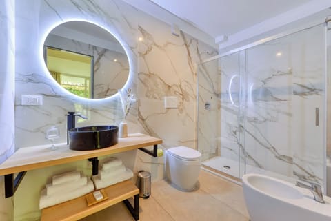 Suite | Bathroom | Shower, hair dryer, towels, soap