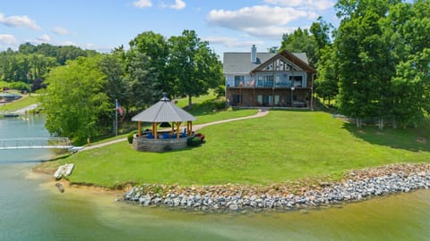 Cozy Lake House no steps down to lake, shaded sitting area right on lake