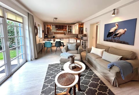 Wohnzimmer, Küche und Zugang zur Terrasse