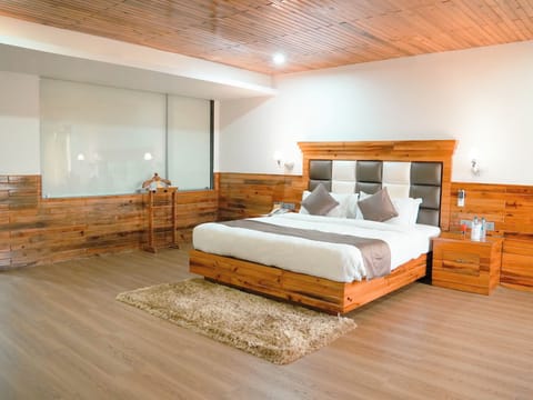 Executive Suite | Memory foam beds, minibar, desk, laptop workspace
