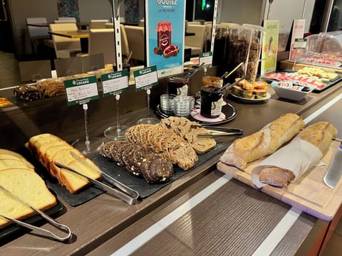 Continental breakfast for a fee on weekends