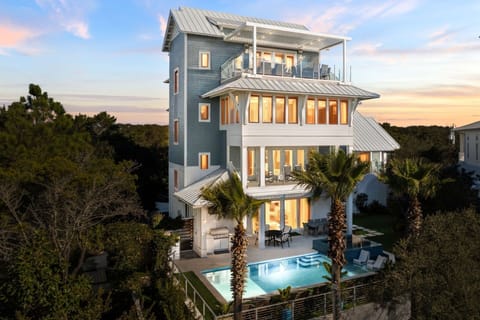 Carousel - Blue Mountain Beach - Private Pool and Backyard Area