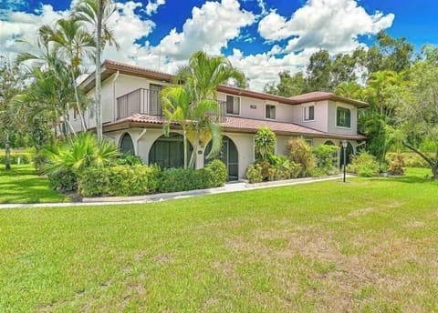 Hacienda Retreat - This 2 bed/2.5 bath townhome is located in Hacienda Village, a 'hidden gem' of a gated community in Bonita Springs with gorgeous Spanish style architecture, lush landscaping and a quiet style of living
