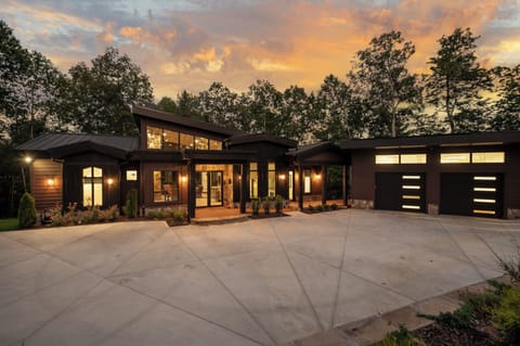 Weaver's Nest - Exterior