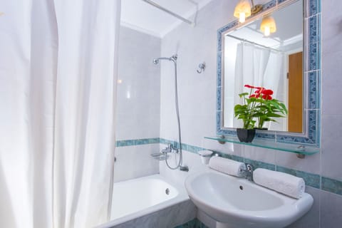 Apartment | Bathroom | Shower, hair dryer, towels