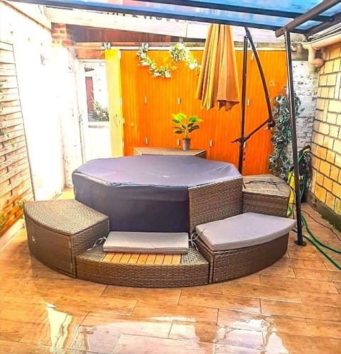 Indoor spa tub