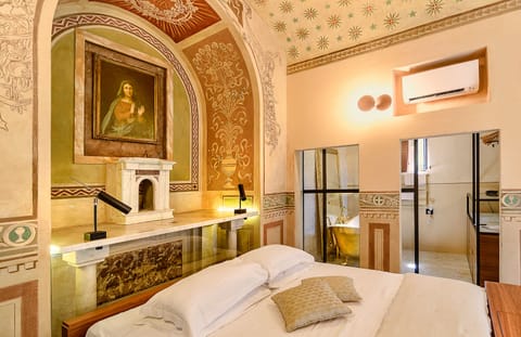 Deluxe Suite | Down comforters, minibar, in-room safe, desk