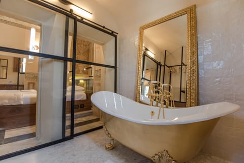 Deluxe Suite | Bathroom | Shower, rainfall showerhead, free toiletries, hair dryer