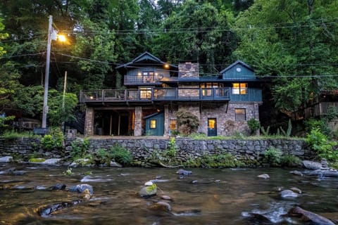 Incredible location on Little Pigeon River!  Walk to downtown, hang out on the deck or fish!