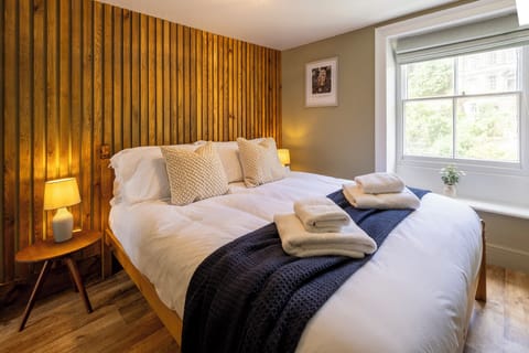 Spacious quality: Stretch out in comfort on this generously sized king bed, perfect for couples or those who love extra sleeping space.