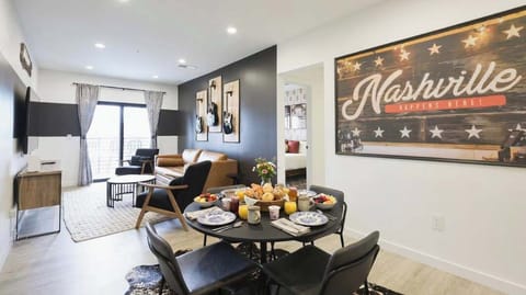 Dining area with 4 seats, ideal for breakfast or to play cards