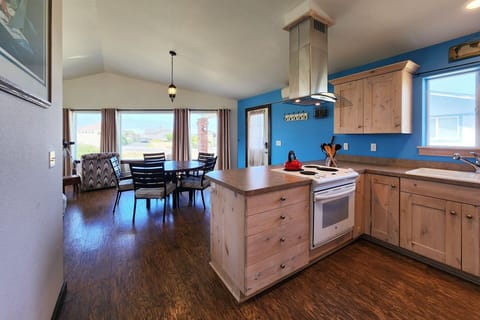 Plenty of space for two cooks in the kitchen!