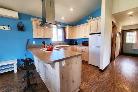 Kitchen peninsula allows someone to keep the cook company.