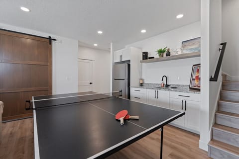Game Room - Ping Pong, Kitchenette & Living Room