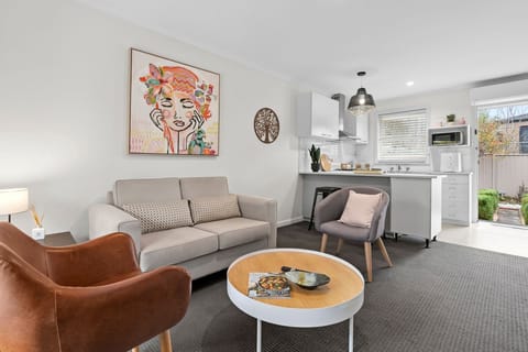 Entry & Lounge Area