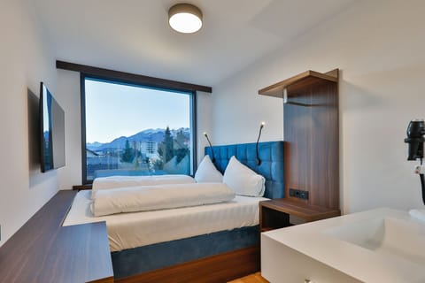 Business Double Room, 1 King Bed, Non Smoking | In-room safe, laptop workspace, soundproofing, free WiFi