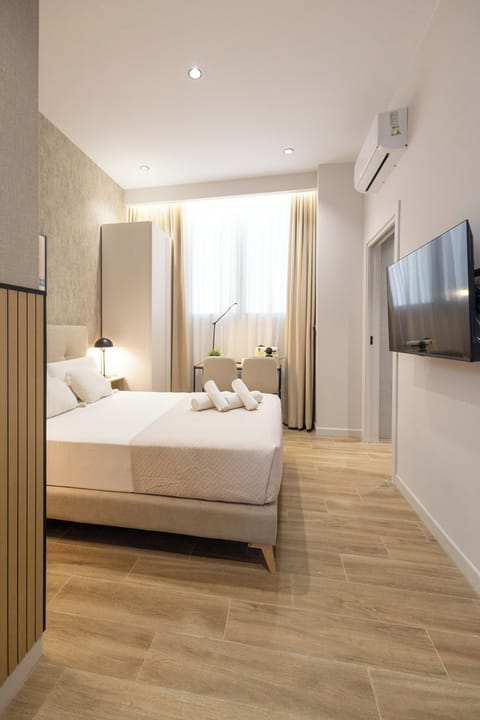 Standard Studio, Mobility Accessible | Desk, laptop workspace, iron/ironing board, free WiFi