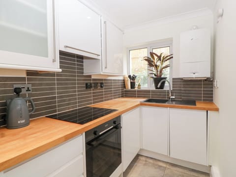 Cottage | Private kitchen | Fridge, dishwasher, cookware/dishes/utensils