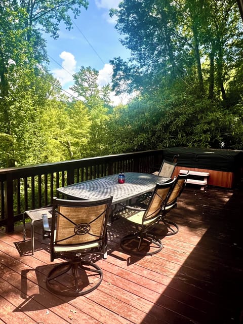 Hot Tub, Outdoor dining with lake Mtn view.