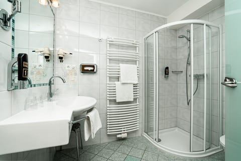 Family Quadruple Room | In-room safe, blackout drapes, free WiFi, bed sheets