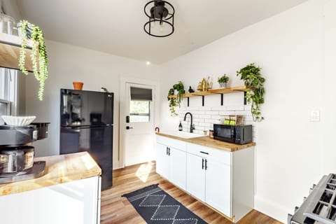 Full-size fridge, microwave, oven, stovetop