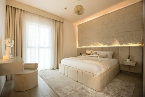Luxury 1 bedroom chic apartment available on short term rental in Waters Edge, Yas Island, Abu Dhabi, UAE