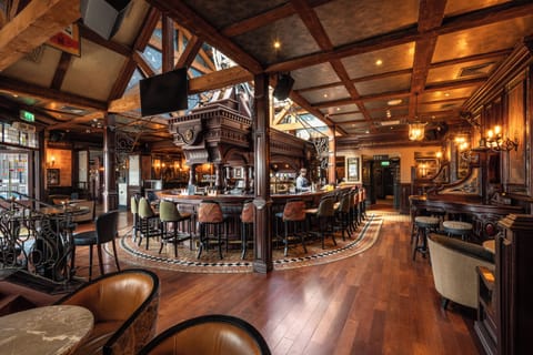 2 bars/lounges, pub