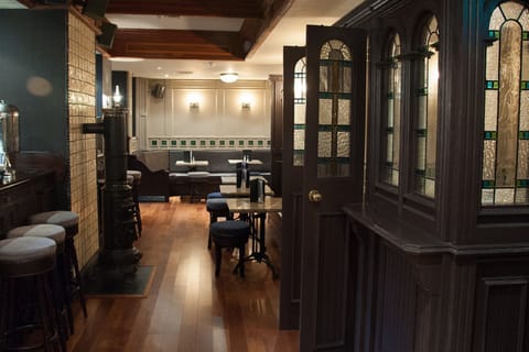 2 bars/lounges, pub