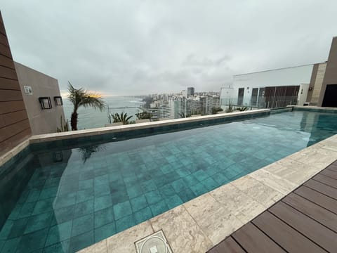 Rooftop pole - 21st floor.