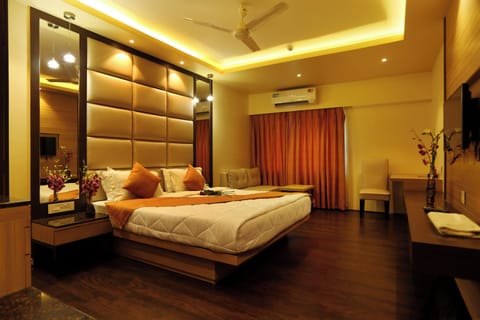 Standard Double Room | Minibar, in-room safe, iron/ironing board, free WiFi