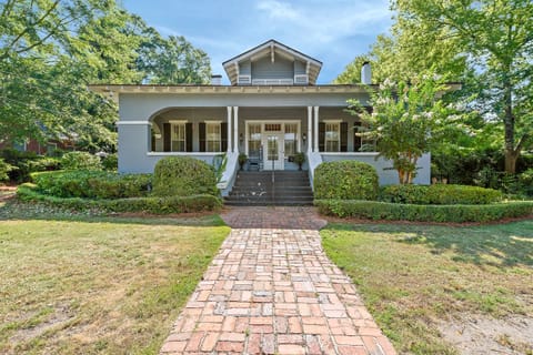 Exterior I Covered Porch w Rocking chairs I Spacious Yard