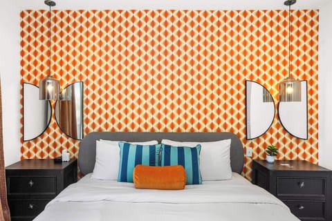 Bedroom 3: King Bed + Twin Rollaway Bed, Smart TV + En Suite Full Bathroom