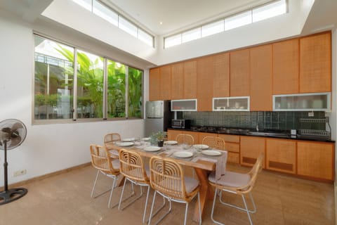 Microwave, stovetop, cookware/dishes/utensils