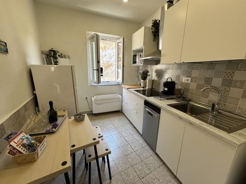 Kitchen, Kitchen Appliance, Major Appliance, Countertop, Kitchen Stove, Gas Stove, Stove, Cabinetry, Kitchen Sink, Apartment