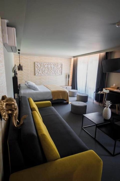 Standard Suite, Lake View | Premium bedding, in-room safe, desk, laptop workspace