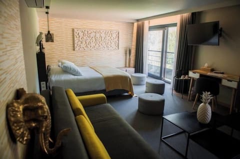 Standard Suite, Lake View | Premium bedding, in-room safe, desk, laptop workspace